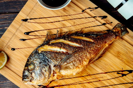 pescado-frito-sobre-tabla-de-madera-sobre-la-mesa.jpg